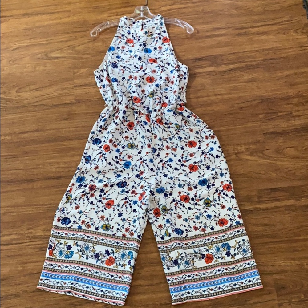 Floral jumper. 🎁🎁Entire closet 4/$30🎁🎁